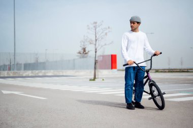 Bmx motorlu rahat bir adam.