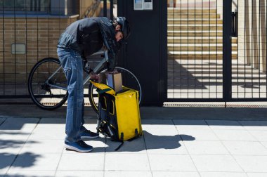 Paketi getiren teslimatçı.