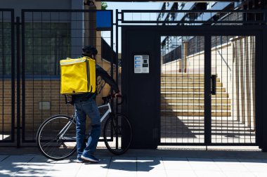 Bisikletli teslimatçı eve geliyor.