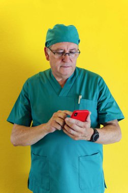 Cep telefonu kullaranarak doktor portresi