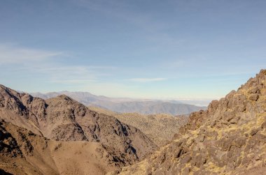 Gün batımında Atlas Dağları 'nın nefes kesici manzarası, yüksek görüş açısına sahip. Engebeli arazi ve çarpıcı ışıklandırma bir macera ve sükunet hissi uyandırıyor. Seyahat, doğa ve açık hava yaşam temaları için ideal.