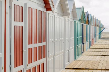 Fransa, Le Crotoy 'da canlı sahil kulübeleri, yumuşak doğal ışıkla yıkanmış. Pastel renkler ve ahşap yapılar huzur ve yaz neşesini çağrıştırıyor. Seyahat, tatil ve kıyı yaşam tarzı temaları için mükemmel.