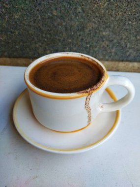 Saf kahveyle dolu bir fincan çok güzel ve cezbedici görünüyor..