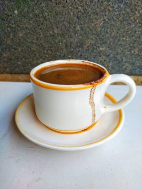 Bardakta erimiş bir fincan saf çikolatalı kahve.