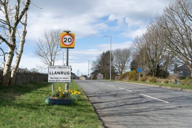 Llanrug, Carnarfon, Galler, İngiltere 'ye ziyaretçileri karşılayan imza ve çiçek sergisi..