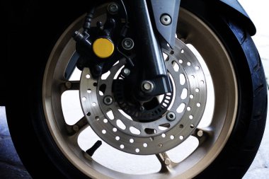 Motosiklet tekerindeki yeni disk fren bölümünü kapat.