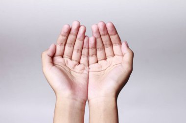 Beyaz arka planda izole edilmiş iki kızın avuçlarının üst görüntüsü