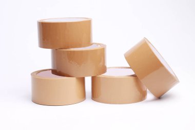 Beyaz arka planda kahverengi yapışkan bant