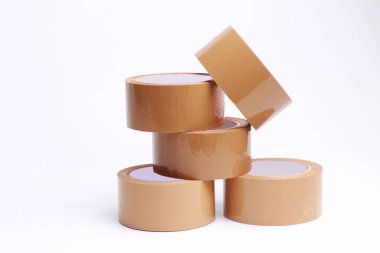 Beyaz arka planda kahverengi yapışkan bant