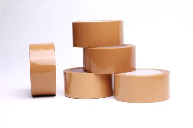 Beyaz arka planda kahverengi yapışkan bant