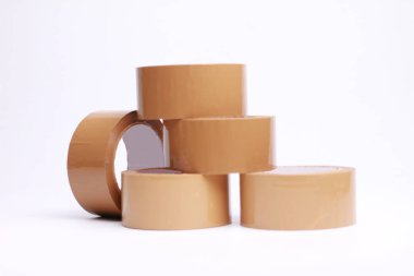 Beyaz arka planda kahverengi yapışkan bant