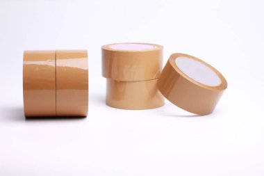 Beyaz arka planda kahverengi yapışkan bant