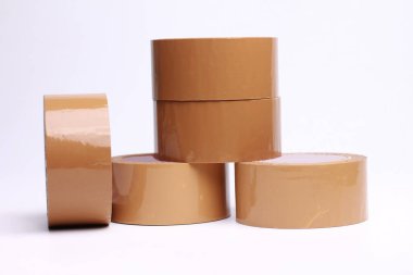 Beyaz arka planda kahverengi yapışkan bant