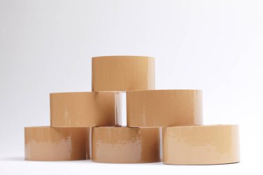 Beyaz arka planda kahverengi yapışkan bant