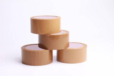 Beyaz arka planda kahverengi yapışkan bant