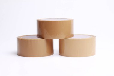 Beyaz arka planda kahverengi yapışkan bant