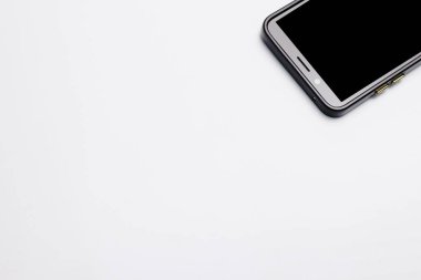 Yarı ekranda akıllı telefon modeli var. Yakın plan görüntüsü gri arkaplanda izole edildi.