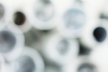 Siyah beyaz arka planda soyut bulanık kağıt rulosu. görünümü kapat.