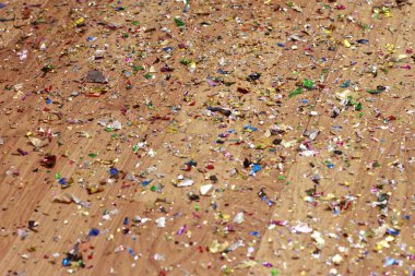 Renkli zemin arkaplanı ve kurdele işareti.