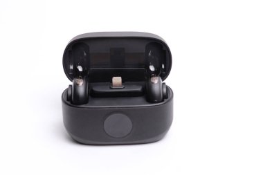 Kablosuz mikrofon beyaz arkaplanda izole edildi.