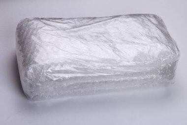 Hassas eşyaları taşımak ve depolamak için baloncuk ambalajı. Beyaz bir arkaplanda izole edilmiş.