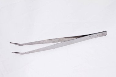 Metal cımbızlar beyaz arkaplanda izole.