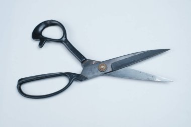 Makas beyaz arkaplanda izole edildi