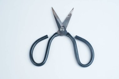 Makas beyaz arkaplanda izole edildi.