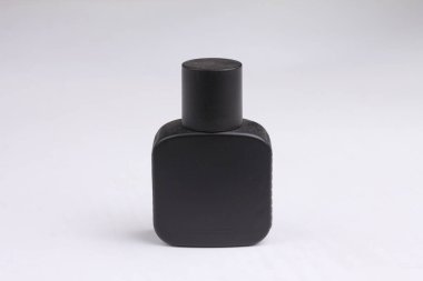 Beyaz arka planda izole edilmiş siyah parfüm şişesi.