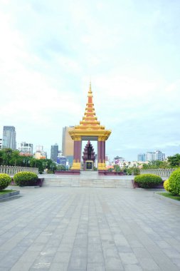 Arka planda en ünlü simge olan şehrin tapınağı.