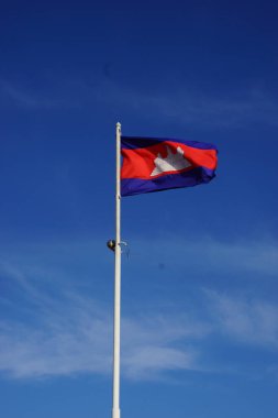 Mavi gökyüzünde dalgalanan Küba cumhuriyetinin ulusal bayrağı