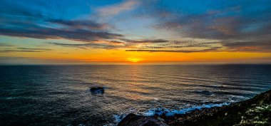 Denizin üzerinde güzel bir gün batımı