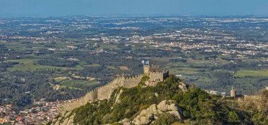 San Marino şehri, bir dağın tepesindeki kale.