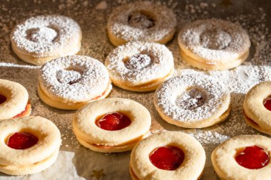 Marmelatla doldurulmuş ve toz şekerle serpilmiş ev yapımı Alman usulü Spitzbuben kurabiyeleri.