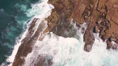 Kıyı şeridine çarpan dalgaların hava aracı görüntüsü