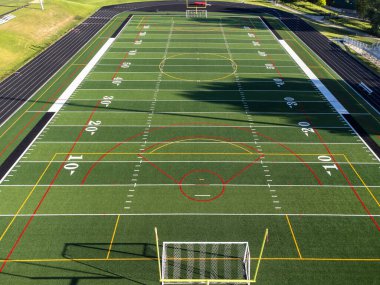 Amerikan futbol sahasının yüksek açılı görüntüsü