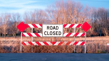 Yolun sonuna geldik. Amerika Birleşik Devletleri 'nde kullanılan yol kapalı tabelası.