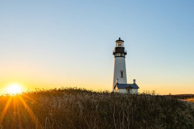 Yaquina Head deniz feneri Newport, Oregon 'da gün batımında
