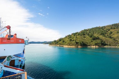 Wellington 'ı Picton' a bağlayan Kuzey Adası ile Yeni Zelanda 'nın Güney Adası arasındaki Cook Boğazı feribotuna binin..