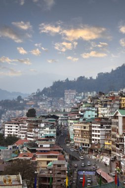 Doğu Himalayalar 'daki canlı tepe kasabası Gangtok' u deneyin. Şehir atmosferinin, dolambaçlı yolların ve dağ güzelliğinin mükemmel bir karışımı..