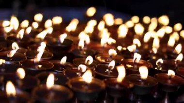 Sayısız geleneksel Hint diyasının (petrol lambaları) sıcak, titreyen parıltısını hissederek sakin ve ruhani bir atmosfer yaratın. Bu 6 saniyelik HD video ışığın büyüleyici dansını kaydediyor..