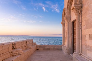 Trani 'deki Basilica Cattedrale San Nicola Pellegrino manzarası. Güney İtalya. Apulia.