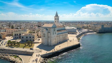 Trani 'deki güzel Roma Katedrali San Nicola Pellegrino Bazilikası..