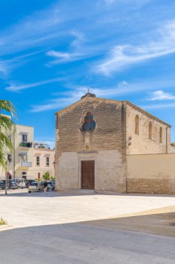 İtalya 'nın Puglia, Bisceglie kentindeki tarihi kilise ve taş binalar. Güney cazibesi ve ortaçağ mimarisi.