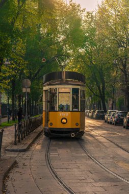 10 numaralı eski turuncu tramvayı olan Milan Caddesi, İtalya.