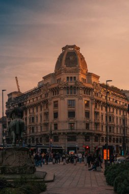 Milano şehir merkezinde Piazza Giuseppe Missori manzarası. 