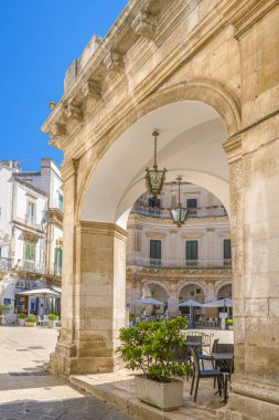 Piazza Maria dell 'Immacolata ve Basilica di San Martino. Güney İtalya. Apulia.