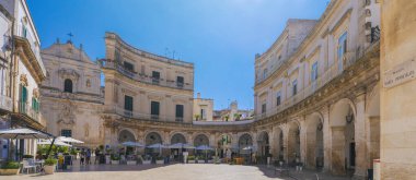 Piazza Maria dell 'Immacolata ve Basilica di San Martino. Güney İtalya. Apulia.