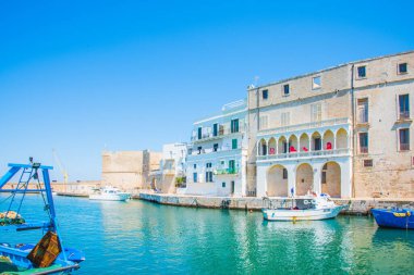 Monopoli 'nin eski limanı Bari, Apulia bölgesi, güney İtalya. Monopoli marinasında tekneler.