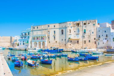 Monopoli 'nin eski limanı Bari, Apulia bölgesi, güney İtalya. Monopoli marinasında tekneler.